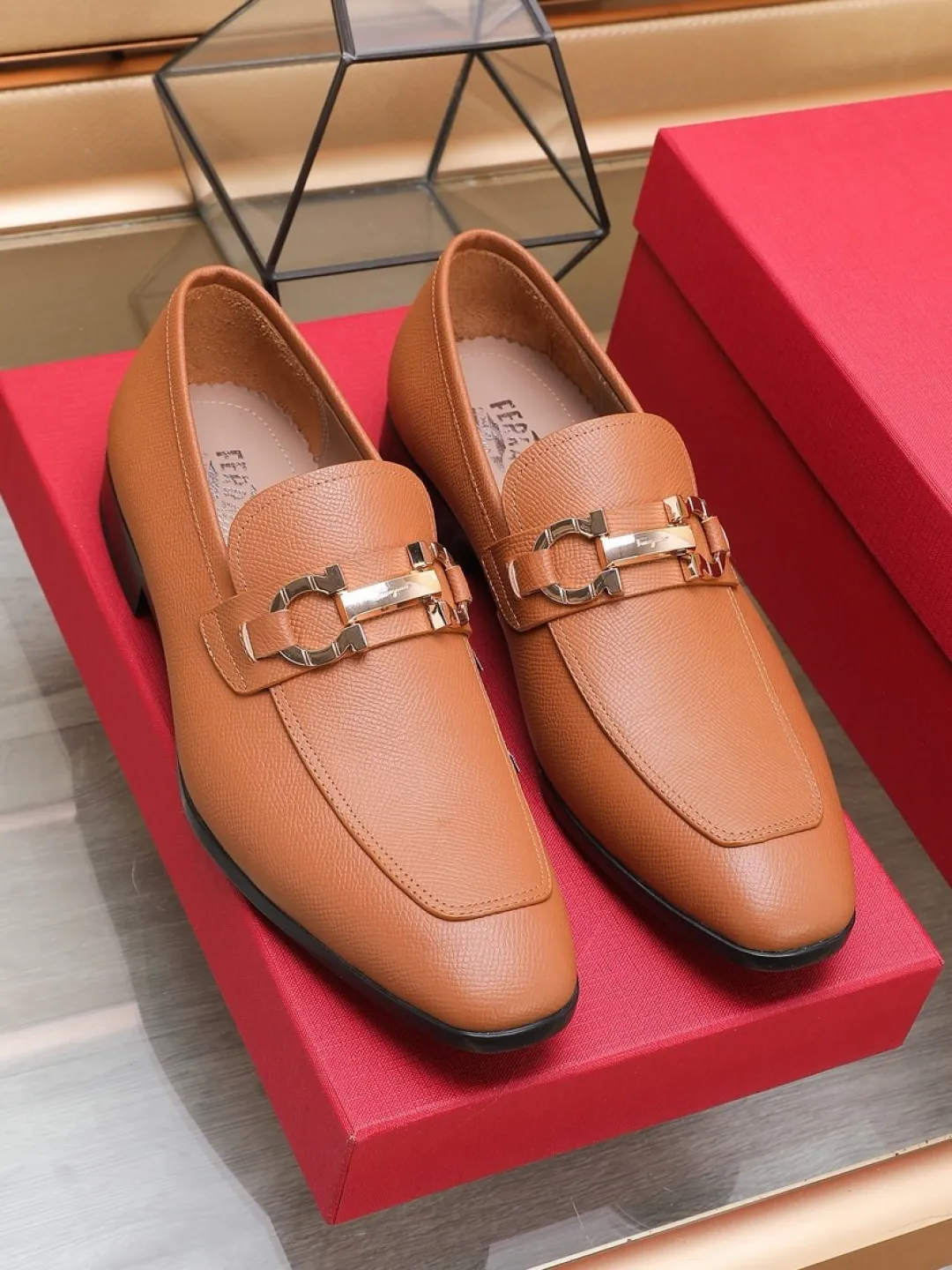 P620💰🔥《Ferragamo》👏Latest • High-end top brand luxury ~ purchasing agency, top quality ~. New fashionable business men's shoes 🔜The uppers are made of original palm-print cowhide➕cowhide·lining, with fine workmanship. The original stylish and soft combination wear-resistant and non-slip outsole is light and comfortable on the foot. The real thing looks better when photographed in person. Color: two colors available. Number of yards: 38/45 yards